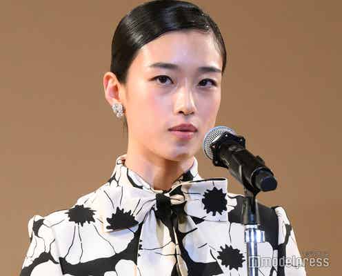 河合優実、脚線美際立つミニ丈ドレス姿「ふてほど」親子が壇上で再会【2025年エランドール賞】