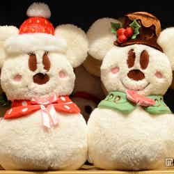 雪だるまモチーフのミッキーとミニーに胸キュン　ぬいぐるみ各￥2200（C）Disney