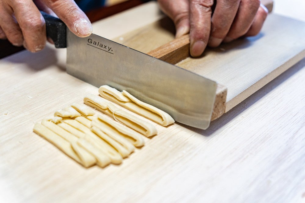 自ら麺を切って茹で上げる（提供画像）