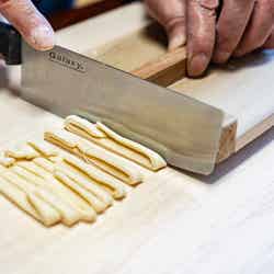 自ら麺を切って茹で上げる(提供画像)