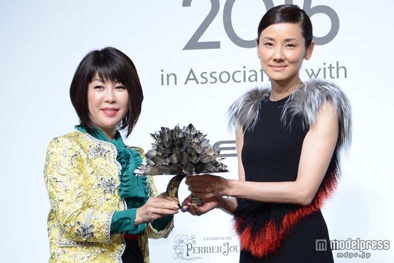 トロフィーを受け取る吉田羊（右）