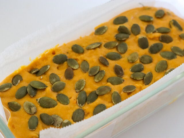 残りの生地を流し、表面を平らにととのえてパンプキンシードを散らす。