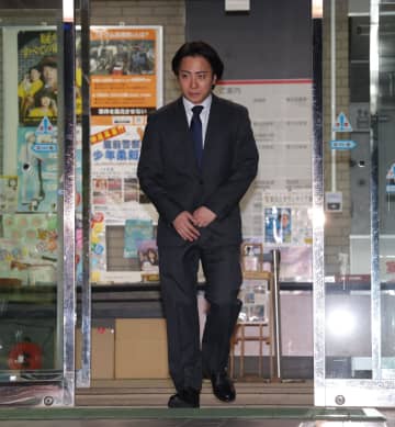 ドア破壊で逮捕の中村鶴松容疑者が釈放 警察署前で頭下げ謝罪「ご迷惑をおかけし」「被害者の方には誠心誠意」スーツ姿でおわび 中村屋のホープ