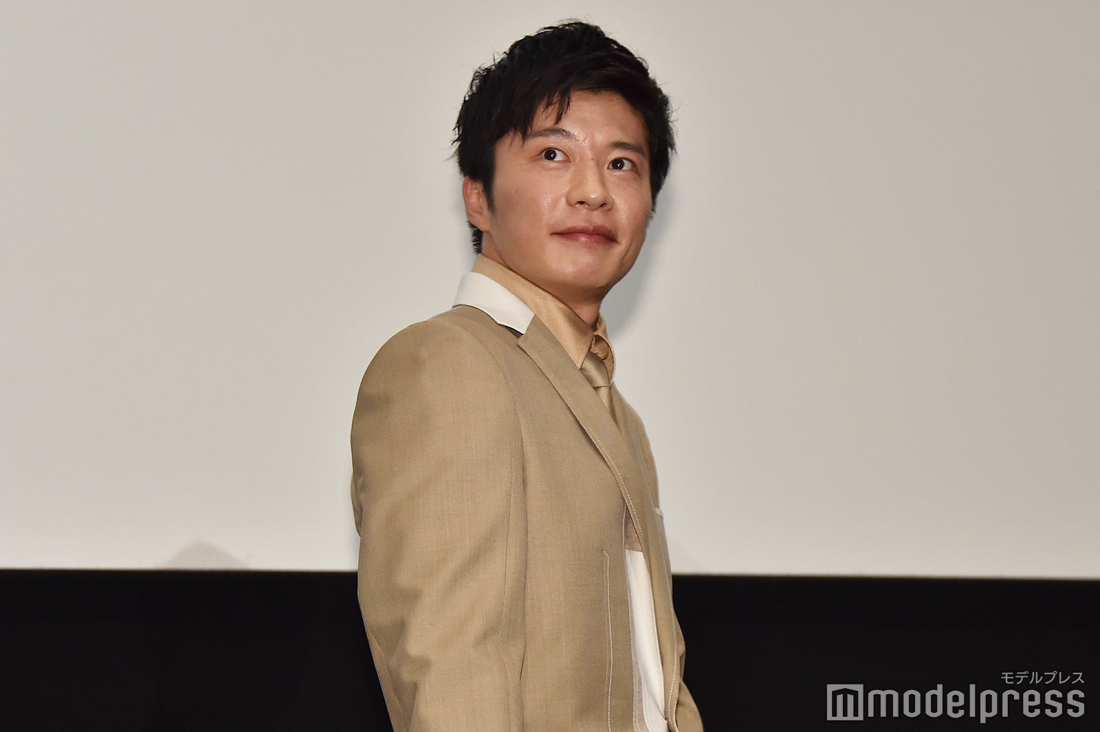 会場を見渡す田中圭（C）モデルプレス