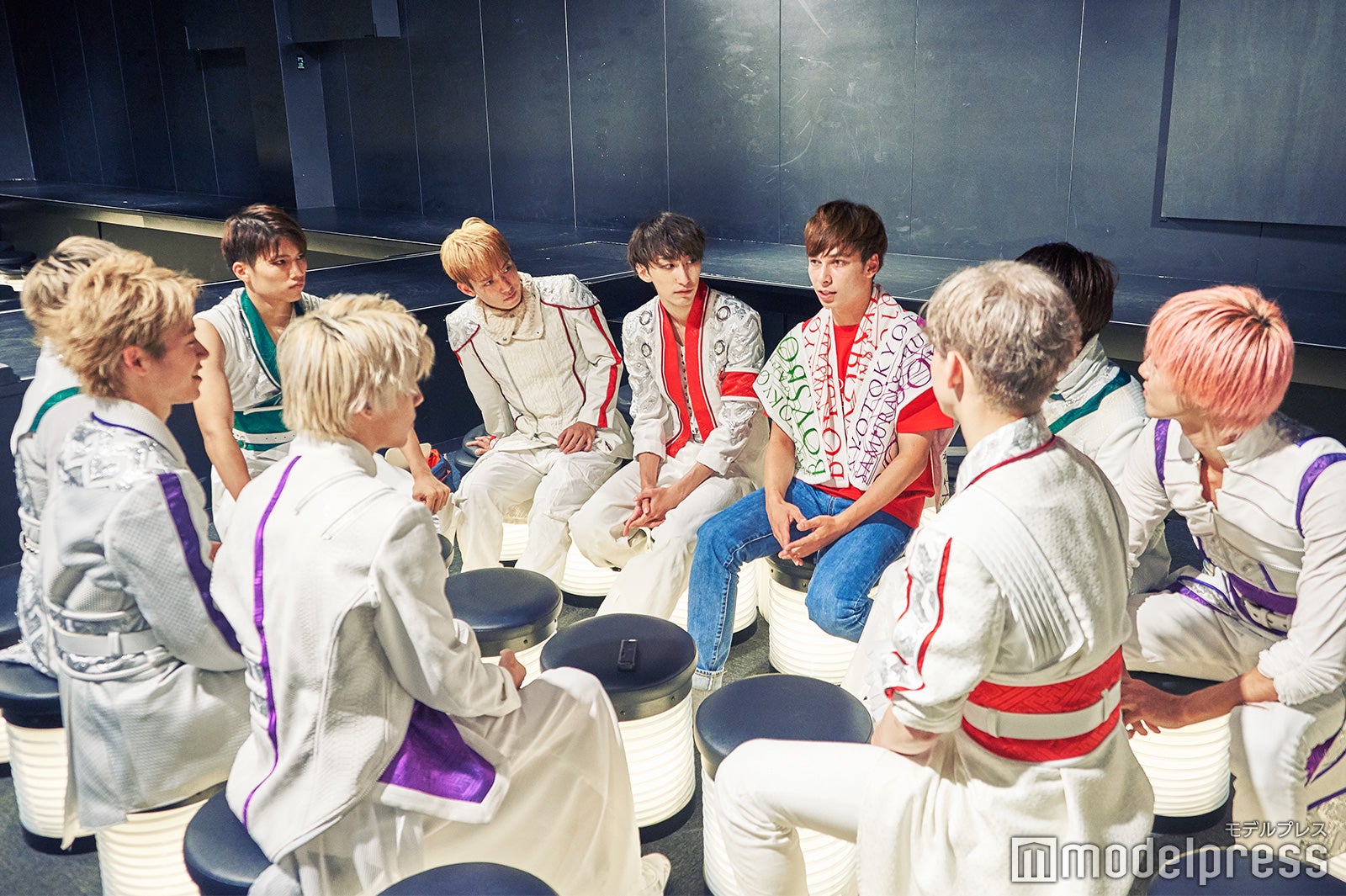 最初は緊張気味の10人 （C）モデルプレス