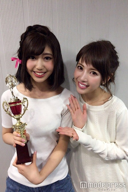 グランプリに輝いた阿部なつきさん、舟山久美子（画像提供：ヴィズミック）