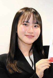 「対局に集中できなそう」SNSで話題の美人棋士がサンタコス 「コスプレ可愛い」「素敵な笑顔」