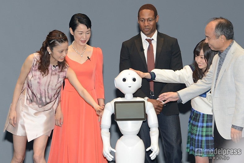 Pepperに触れる出演陣