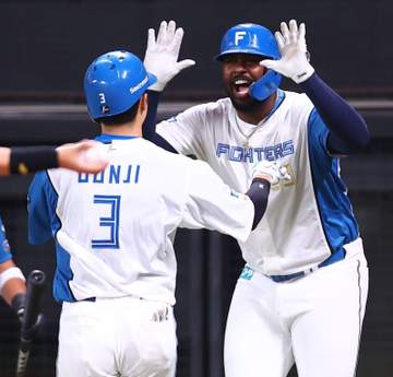 日本ハムが3位浮上 郡司2ラン、万波2ランの一発攻勢で逆転勝ち エース伊藤が6回2失点でハーラートップタイ5勝目