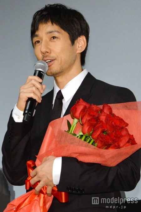 西島秀俊、サプライズに赤面「ものすごい恥ずかしい」