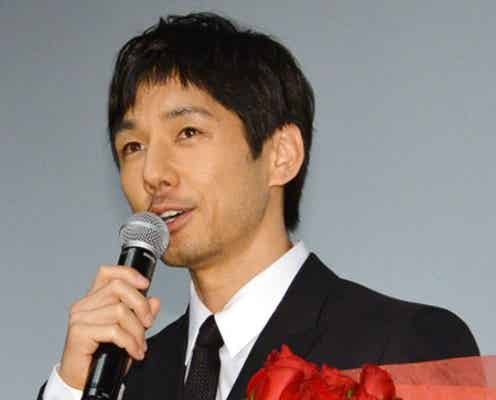西島秀俊、サプライズに赤面「ものすごい恥ずかしい」