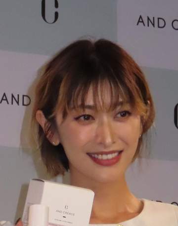 こんな4児ママいるのかっ 山田優、凄い姿でイベント 9頭身！？ 169cm最強の全身ルックスが圧倒的 相当に鍛えてる