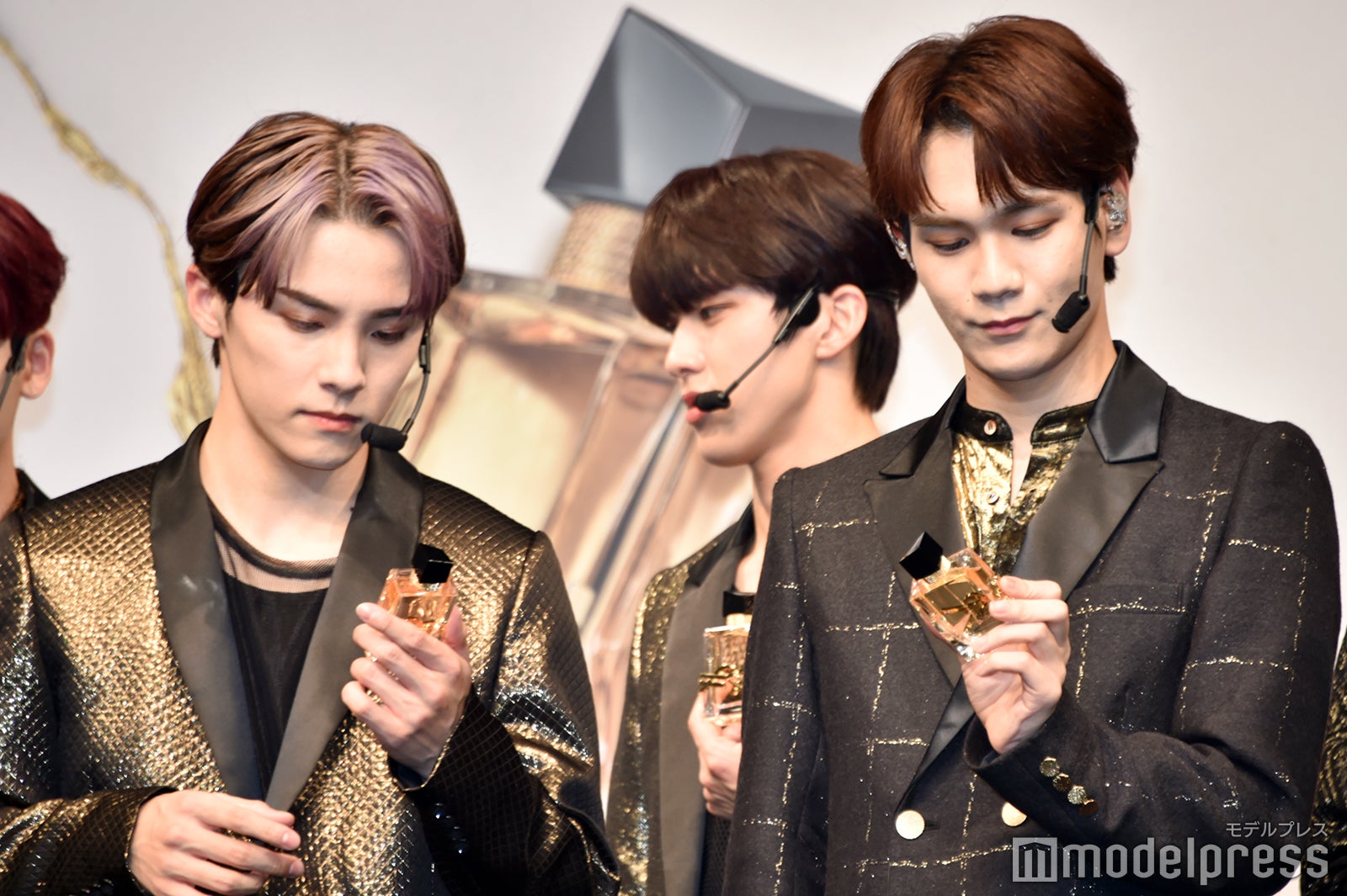 パッケージを見つめる川西拓実、豆原一成 （C）モデルプレス