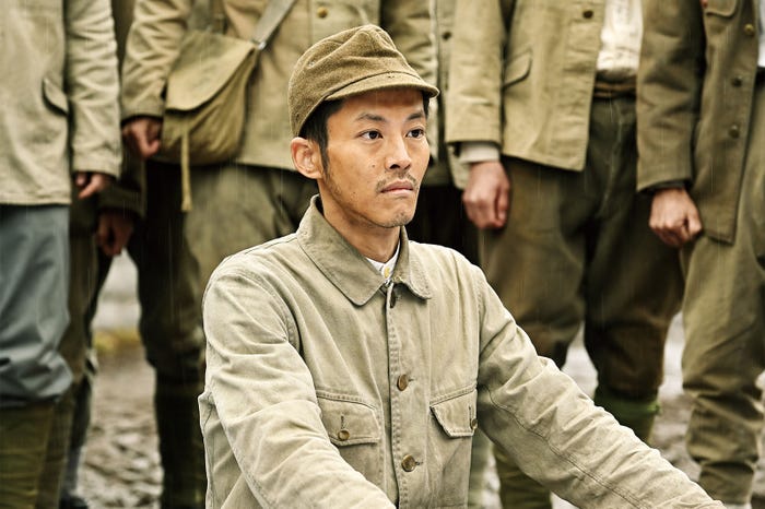 松坂桃李(C)2022映画「ラーゲリより愛を込めて」製作委員会(C)1989清水香子