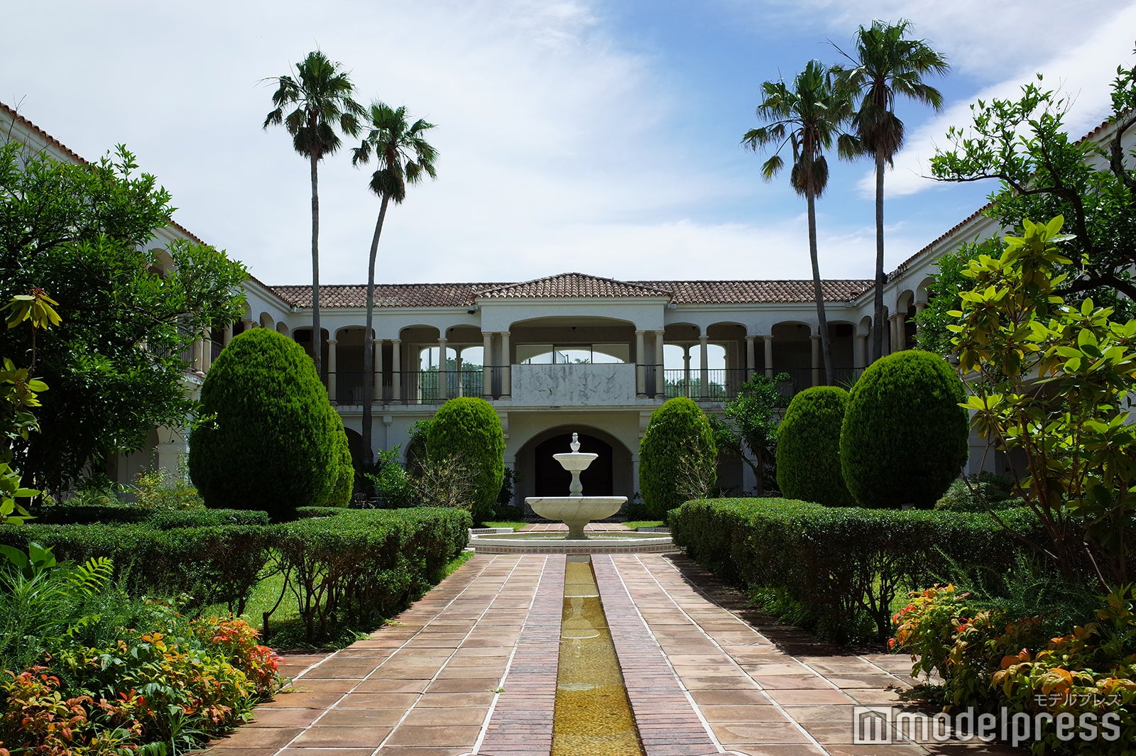 スパニッシュスタイルの美しい建築デザイン（C）モデルプレス