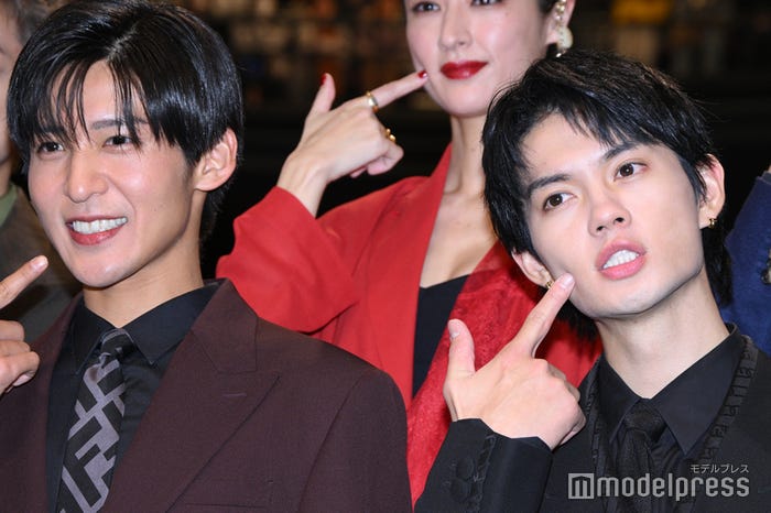 トリリオンポーズをする目黒蓮、佐野勇斗(C)モデルプレス