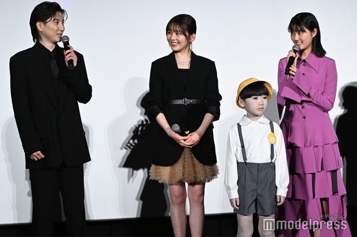 ツトムくんを“視えてないフリ”をする京本大我、久間田琳加、原菜乃華(C)モデルプレス