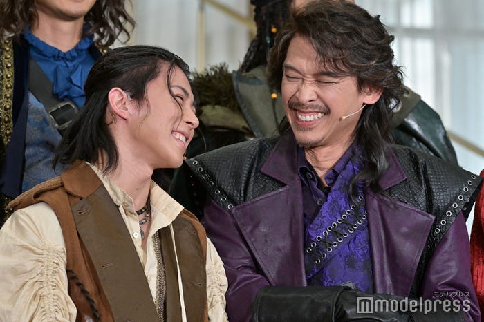 「身長は変わっていない。たぶん1ミリも!」とツッコむ末澤誠也、ツッコミの速さに驚く坂本昌行(C)モデルプレス