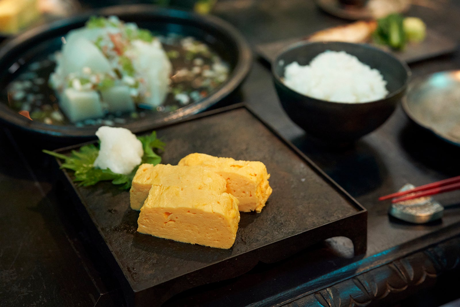 神木隆之介演じる四月一日が作った家庭料理（C）CLAMP・ShigatsuTsuitachi CO.,LTD.／講談社