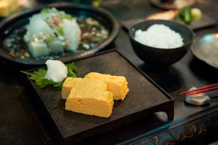 神木隆之介演じる四月一日が作った家庭料理(C)CLAMP・ShigatsuTsuitachi CO.,LTD./講談社