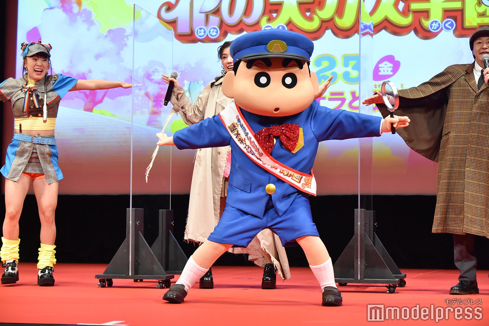 しんちゃんと踊るフワちゃん、仲里依紗 （C）モデルプレス