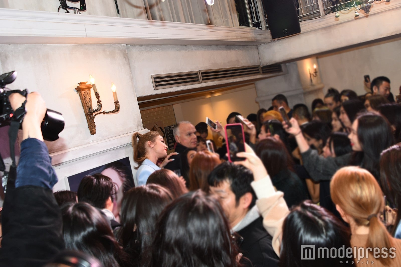 大勢のファンに囲まれるジジ。“神対応”にファンは感激！ （C）モデルプレス