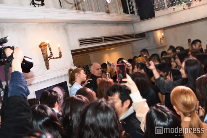 大勢のファンに囲まれるジジ。“神対応”にファンは感激! (C)モデルプレス