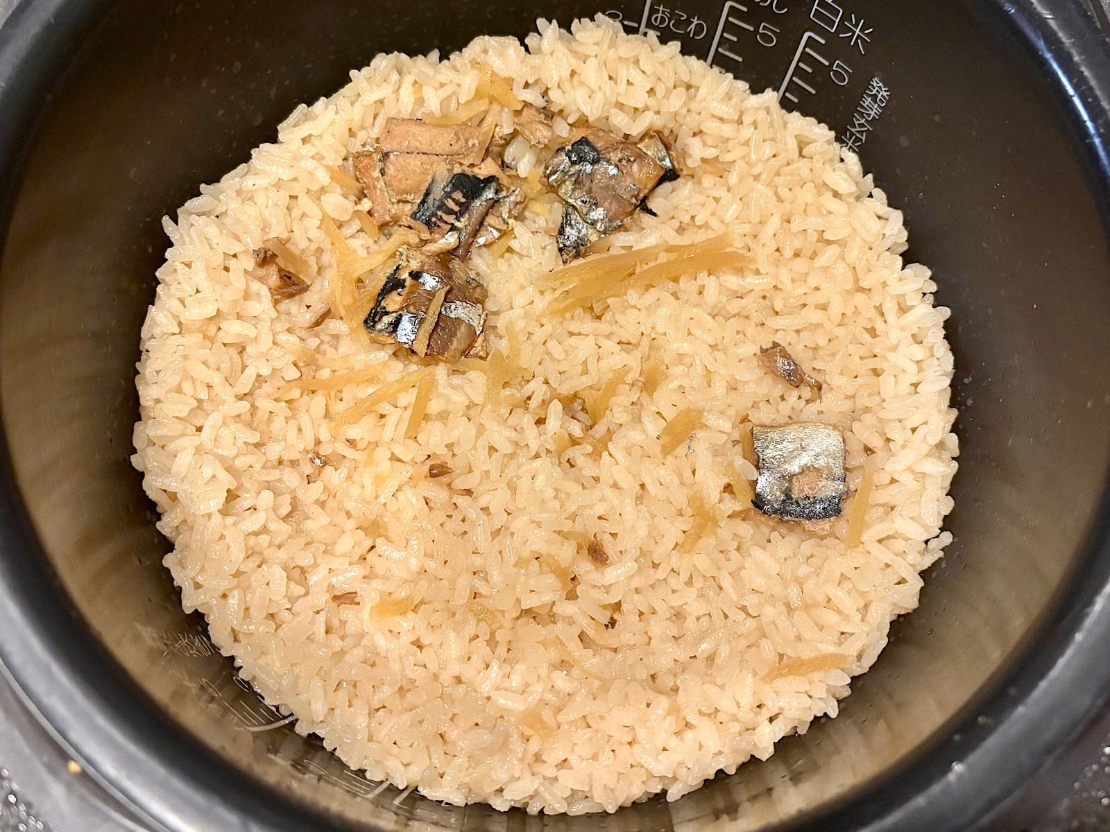 秋刀魚はもう少し入っていても、うれしかったかも……。秋刀魚の取り合いにならないよう、ご注意ください