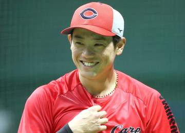 広島 15日・ヤクルト戦で頭部死球を受けた広島・勝田が笑顔で球場入り「大丈夫です！」16日は宿舎で回復に努める