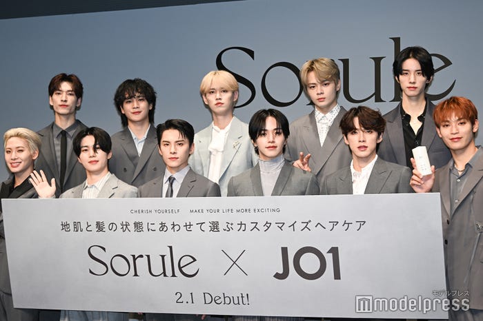 JO1/(後列左から)金城碧海、豆原一成、白岩瑠姫、鶴房汐恩、佐藤景瑚(前列左から)川尻蓮、木全翔也、川西拓実、大平祥生、河野純喜、與那城奨(C)モデルプレス