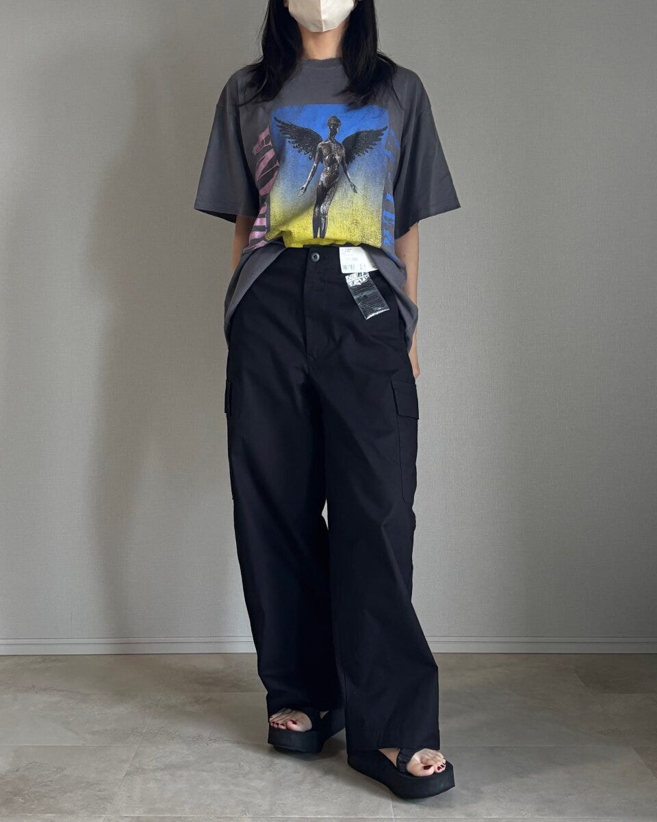 ユニクロ バレルカーゴパンツ ユニクロ バレルカーゴパンツ ヴィンテージTシャツ前だけインのカジュアルコーデ