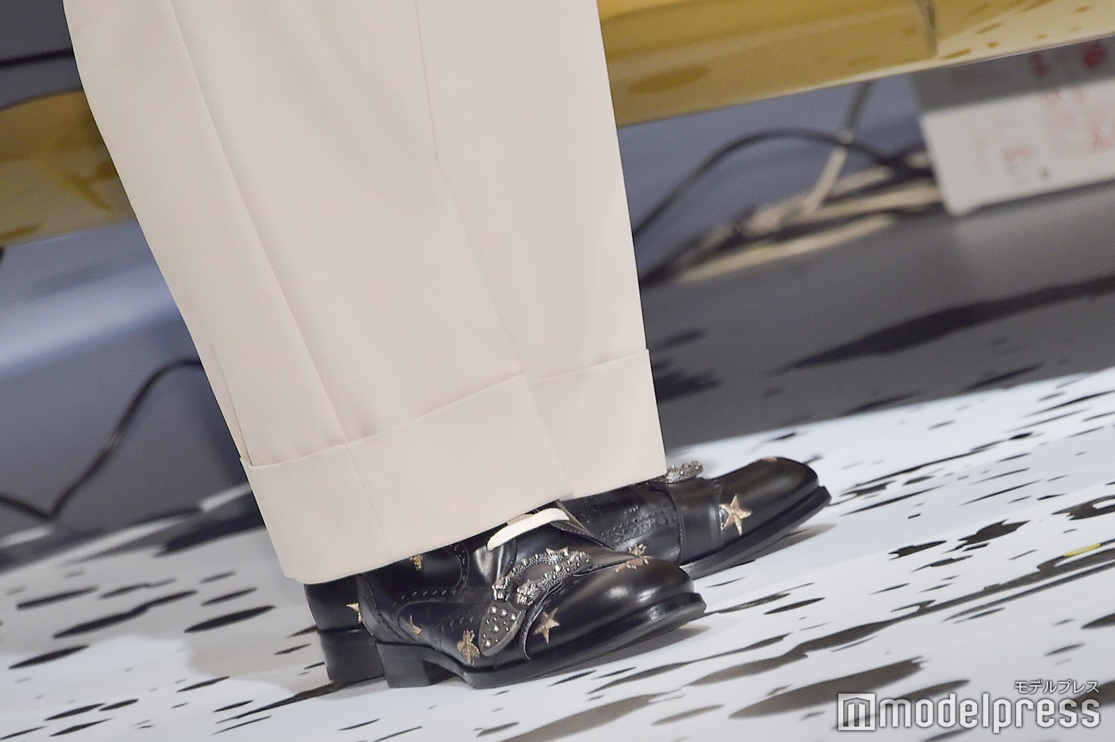 シューズには星柄とスタッズが （C）モデルプレス