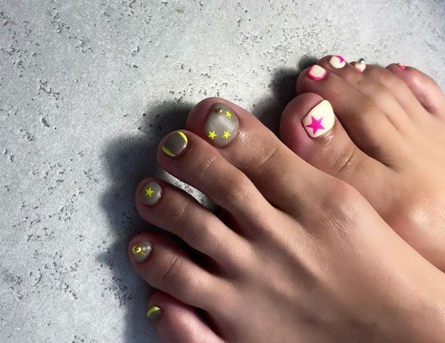 爪先からきれいに♡夏にぴったり「人気の大人フットネイル」4選