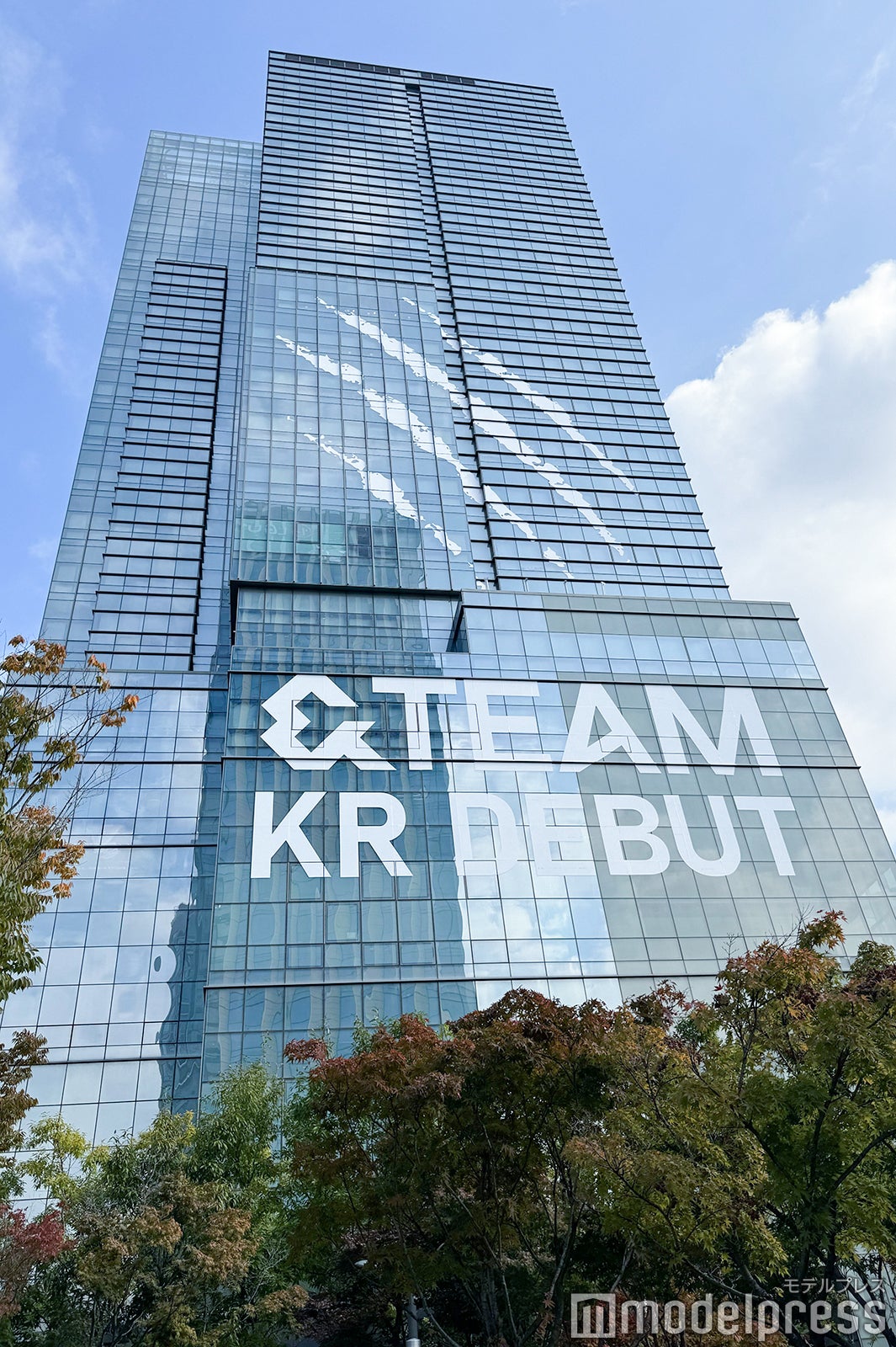 HYBE社屋の&TEAM韓国デビュー記念ラッピング（C）モデルプレス