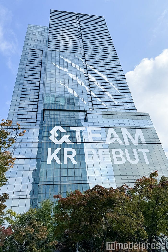 HYBE社屋の&TEAM韓国デビュー記念ラッピング(C)モデルプレス