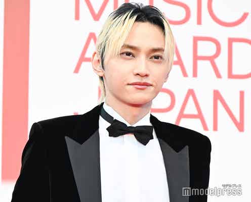 SKY-HI、スタイリッシュなタキシード姿で登場 レカペでは紳士的な対応も【MUSIC AWARDS JAPAN】