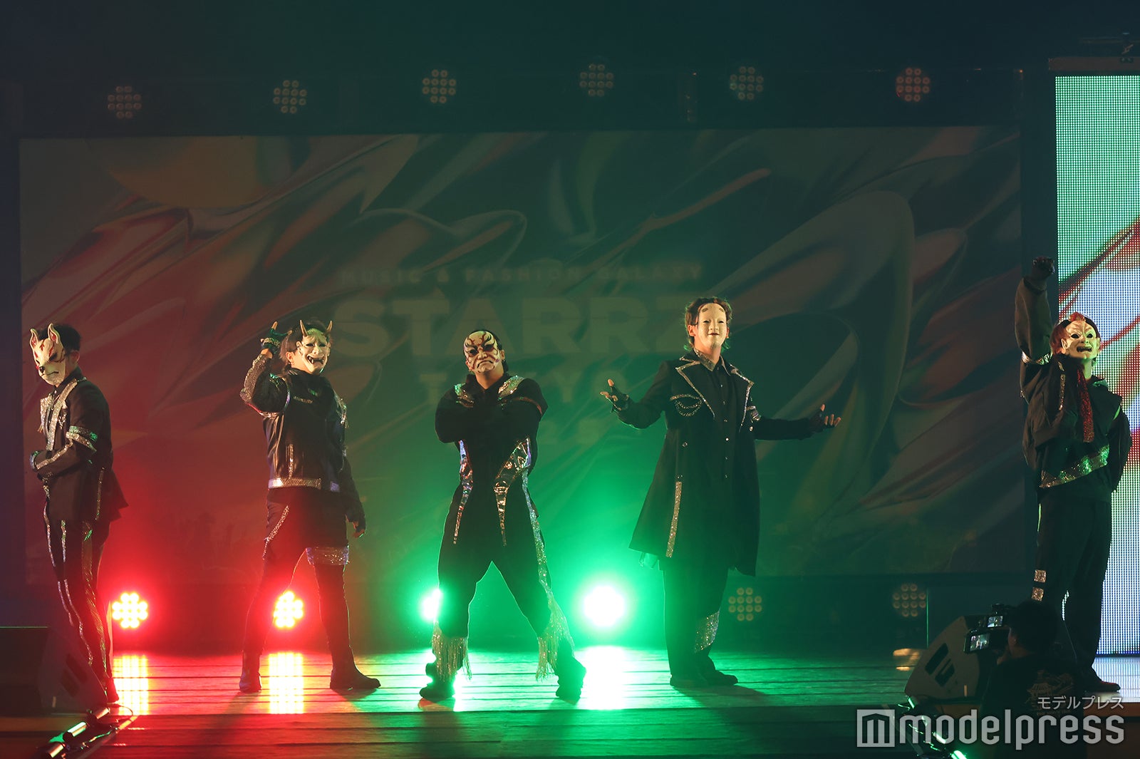 謎のお面ダンス集団O-MENZ、お面被り迫力ダンス披露 奇想天外な