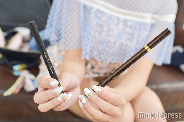 (左)インテグレートのブラウン(キャットルック リキッドライナー/BR660ブラウン)、目尻にトムフォード(アイディファイニング ペン)(C)モデルプレス