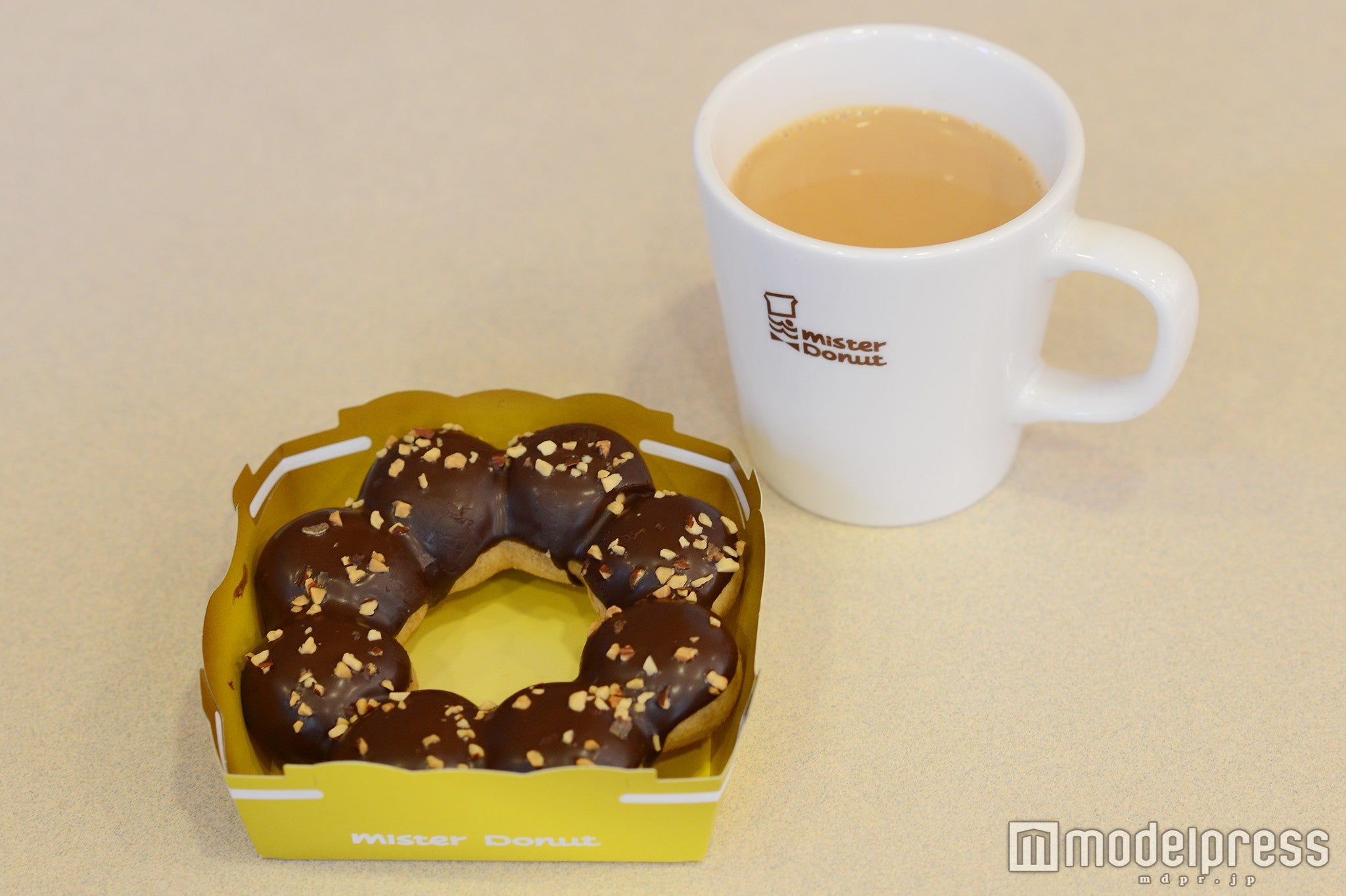 のびのびポン・デ・リング チョコアーモンド151円（東京都・神奈川県のみ各162円）※税込（C）モデルプレス