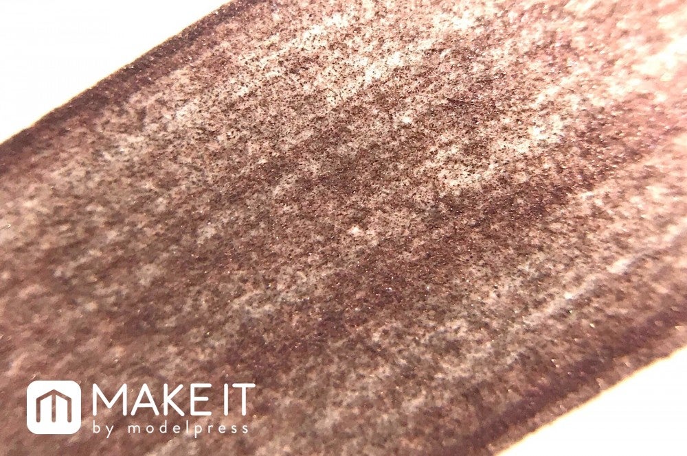 シルバー×レッドのパールが目元に深みを与える (C)メイクイット