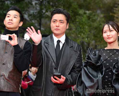 山田孝之・仲野太賀ら、個性派衣装でレッドカーペット登場「第37回東京国際映画祭」開幕