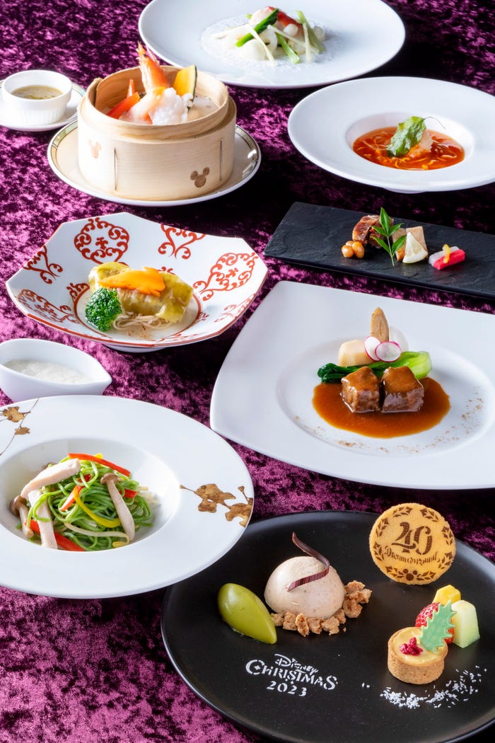 東京ディズニーシー・ホテルミラコスタ「シルクロードガーデン」“ディズニー・クリスマス”スペシャルディナーエメラルド・ギフト14,000円(C)Disney