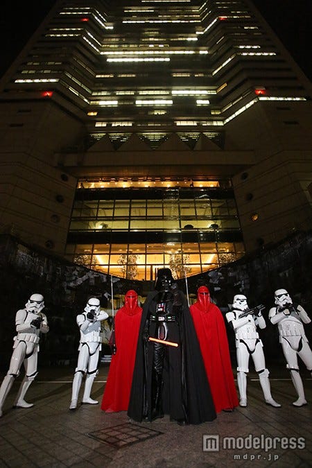 先行上映に登場したダース・ベイダー、ストーム・トルーバー、ロイヤル・ガード(C)&TM lucasfilm Ltd.