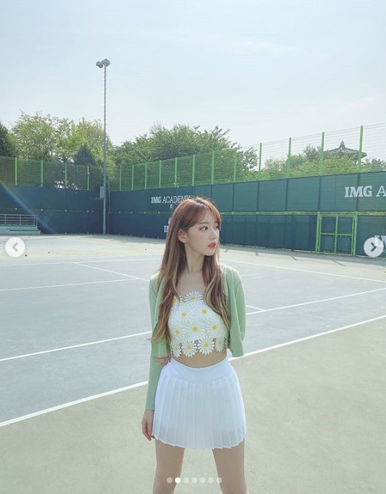 IZ*ONE宮脇咲良、美スタイル際立つショットに絶賛の声「天使」「見惚れる」