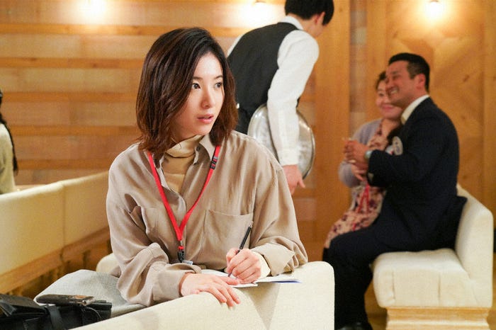 急な取材にも対応できる襟付きシャツ(C)日本テレビ