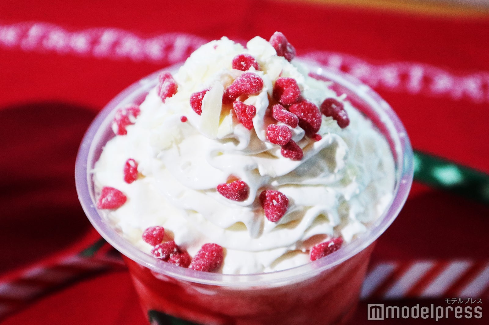 クリームの上には、ラズベリーメレンゲとホワイトチョコレートをトッピング（C）モデルプレス