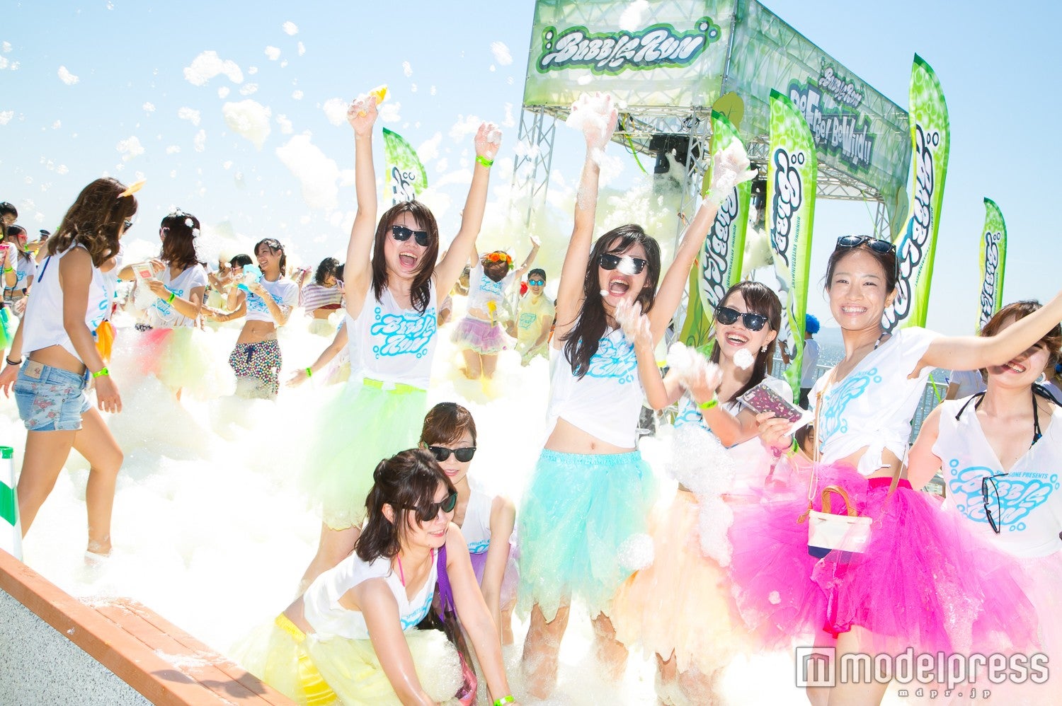 お洒落なフェスコーデで泡まみれに／画像提供：スポーツワン