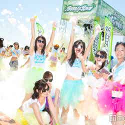 お洒落なフェスコーデで泡まみれに/画像提供:スポーツワン