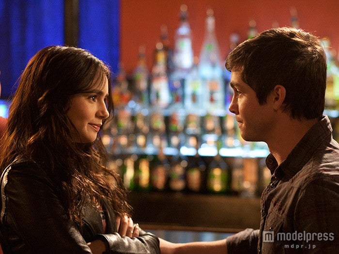 リリー・コリンズ（左）（C）2012 Writers the Movie,LLC