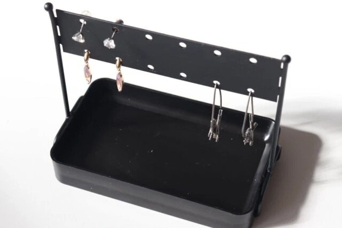 ダイソー ピアススタンド(小物トレー付、ブラック) 使用例 ダイソー ピアススタンド(小物トレー付、ブラック) 使用例